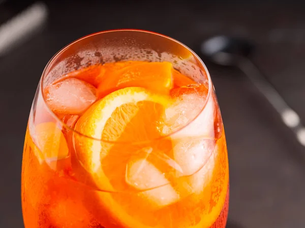 Aperol Spritz Cocktail Πορτοκάλια Και Πάγο Ποτήρι Πορτοκαλί Κοκτέιλ Αλκοόλ — Φωτογραφία Αρχείου