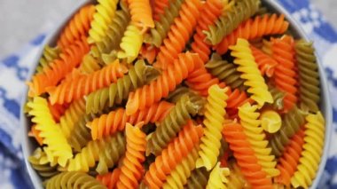 Çiğ İtalyan fusilli makarnası. Buğdaylı renkli fusilli makarna, yakın çekim. Bum!