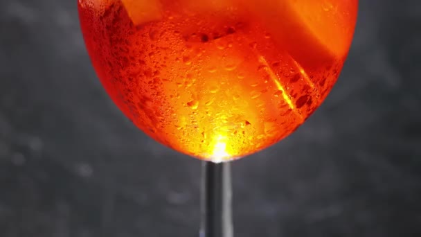 Cóctel Aperol Spritz Con Naranjas Hielo Vaso Cóctel Aperol Spritz — Vídeos de Stock