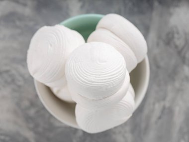 Gri bir arka planda kasede lokum. Betonda tatlı zephyr şekerlemeleri. Kapat.