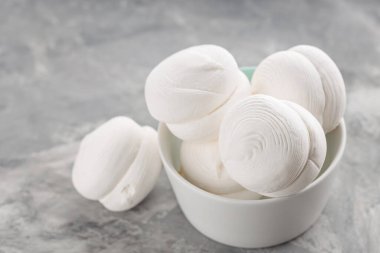 Gri bir arka planda kasede lokum. Betonda tatlı zephyr şekerlemeleri. Kapat.