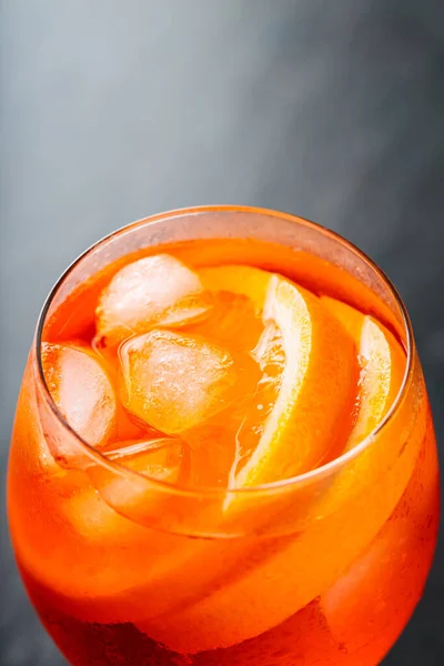 Segelas Aperol Spritz Cocktail Dengan Latar Belakang Gelap Aperol Spritz — Stok Foto
