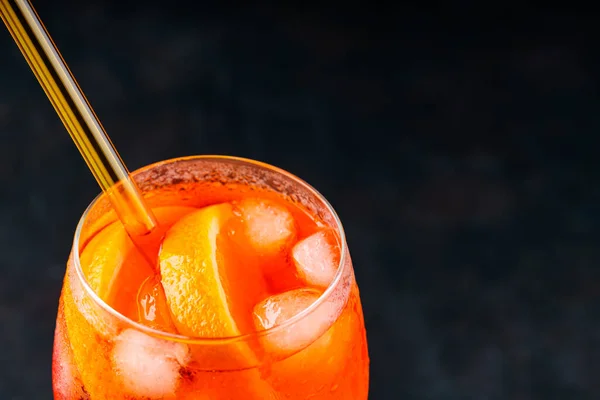 Lasi Aperol Spritzin Cocktailia Tummalla Pohjalla Aperol Spritz Cocktail Appelsiineilla — kuvapankkivalokuva