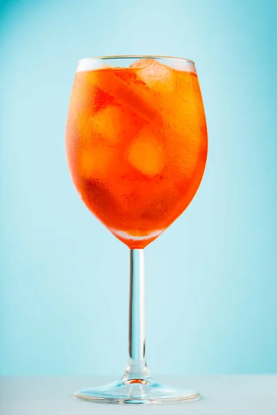 Cocktail Aperol Spritz Verre Sur Fond Bleu Apéritif Italien Classique — Photo
