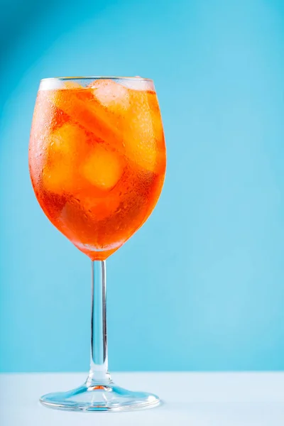 Cocktail Aperol Spritz Vetro Fondo Blu Classico Aperitivo Italiano Aperol — Foto Stock