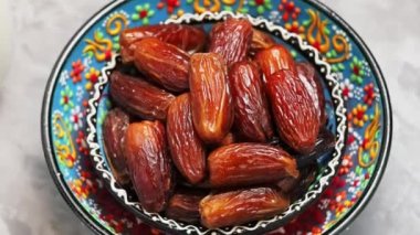 Gri arka planda kasede kurutulmuş hurmalar. Ramazan ayı için tarih belirlendi. Geleneksel iftar yemeği. Bum!