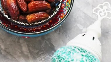 Gri arka planda kasede kurutulmuş hurmalar. Ramazan ayı için tarih belirlendi. Geleneksel iftar yemeği. Bum!