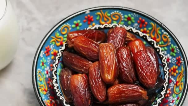 Torkade Datum Skål Grå Bakgrund Avslutade Datum För Ramadan Traditionell — Stockvideo
