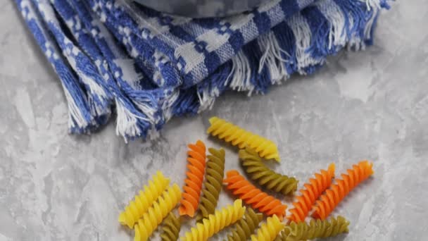Kleurrijke Fusilli Pasta Kom Een Grijze Achtergrond Driekleurige Fusilli Pasta — Stockvideo