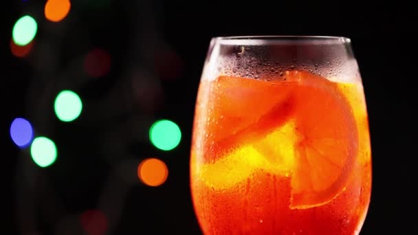 Glas Aperol Spritz Cocktail Auf Verschwommenem Hintergrund Mit Buntem Bokeh — Stockvideo