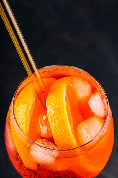 Glas Aperol Spritz Cocktail Een Donkere Achtergrond Aperol Spritz Cocktail — Stockfoto