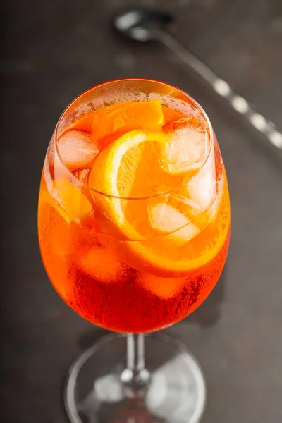 古典的なイタリアの食前酒アペロールダークな背景にオレンジのスライスとスプリッツカクテル 伝統的なイタリアの食前酒カクテルのコンセプト 閉じろ — ストック写真