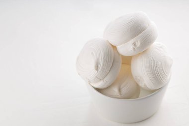 Tatlı beyaz zephyr şekerlemeleri kasede. Beyaz bir zephyr marşmelovu. Boşluğu kopyala