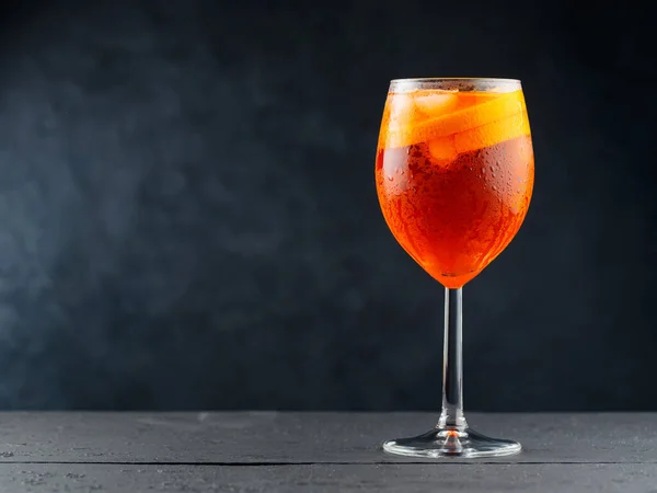 Aperol Spritz Cocktail Ποτήρι Φρέσκο Πορτοκάλι Σκούρες Ξύλινες Σανίδες Ποτήρι — Φωτογραφία Αρχείου