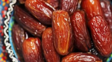 Pitt tarihleri kapanıyor. Kurutulmuş hurmalar kasede. Geleneksel iftar yemeği. Bum!