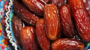 Pitt tarihleri kapanıyor. Kurutulmuş hurmalar kasede. Geleneksel iftar yemeği. Bum!