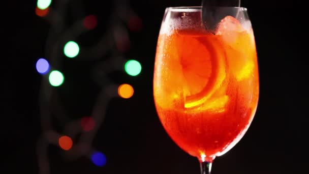 Glas Aperol Spritz Cocktail Een Wazige Achtergrond Met Kleurrijke Bokeh — Stockvideo