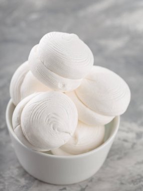 Gri bir arka planda kasede lokum. Betonda tatlı zephyr şekerlemeleri. Kapat.