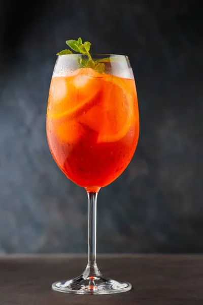Aperol Spritz Cocktail Ποτήρι Πορτοκάλι Και Φρέσκο Δυόσμο Σκούρο Φόντο — Φωτογραφία Αρχείου