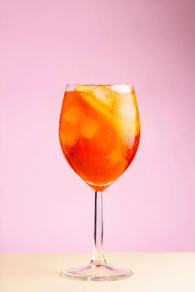 Ποτήρι Aperol Spritz Cocktail Ροζ Μπεζ Φόντο Κοκτέιλ Aperol Spritz — Φωτογραφία Αρχείου