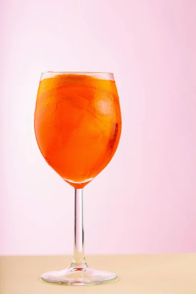 Ποτήρι Aperol Spritz Cocktail Ροζ Μπεζ Φόντο Κοκτέιλ Aperol Spritz — Φωτογραφία Αρχείου