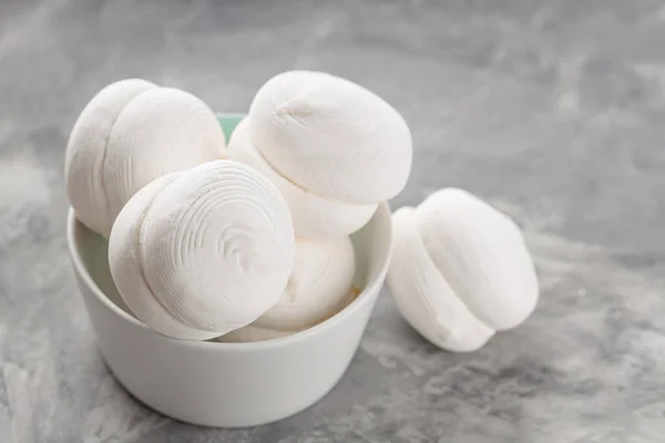 Marshmallows Boliche Fundo Cinza Marshmallows Zephyr Sobremesa Doce Concreto Fechar — Fotografia de Stock