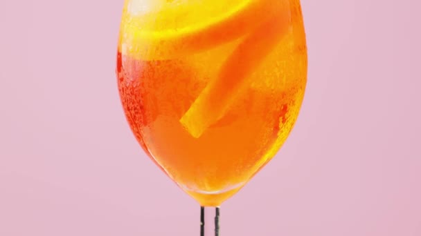 Glas Aperol Spritz Cocktail Auf Rosa Hintergrund Aperol Spritz Cocktail — Stockvideo