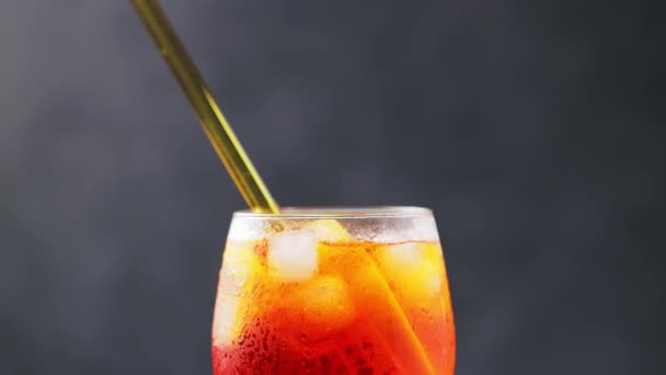 Aperol Spritz Cocktail Mit Umweltfreundlichem Glasstroh Auf Dunklem Hintergrund Cocktail — Stockvideo