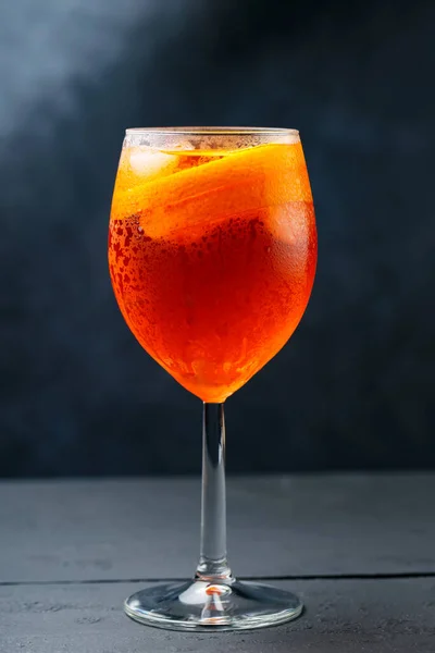 Κοκτέιλ Aperol Spritz Σκούρες Ξύλινες Σανίδες Cocktail Aperol Spritz Πορτοκάλια — Φωτογραφία Αρχείου