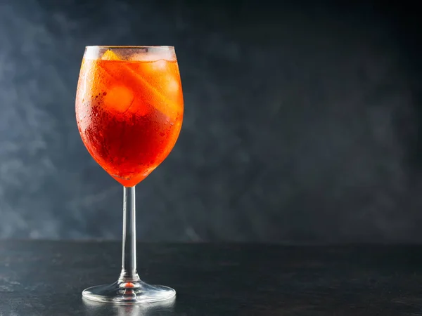 Aperol Spritz Cocktail Glas Mit Frischem Orange Auf Dunklem Hintergrund Stockfoto