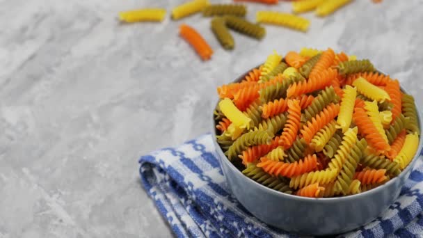 Kleurrijke Italiaanse Rauwe Pasta Een Linnen Servet Driekleurige Fusilli Pasta — Stockvideo