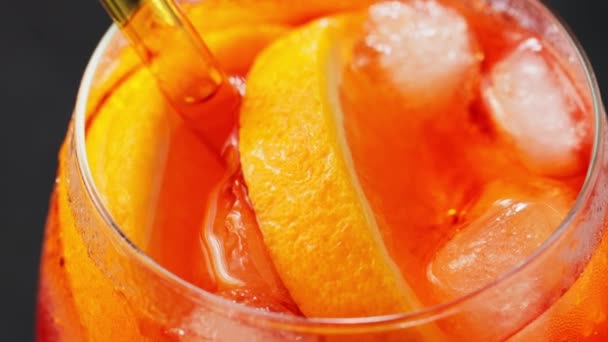 아페르 스프로츠 칵테일 닫으세요 오렌지와 얼음을 칵테일 Aperol Spritz 입니다 — 비디오
