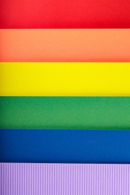 Çok renkli kağıtların çizgilerinden gökkuşağı bayrağı, yaklaşın. LGBT Gurur ayı konsepti