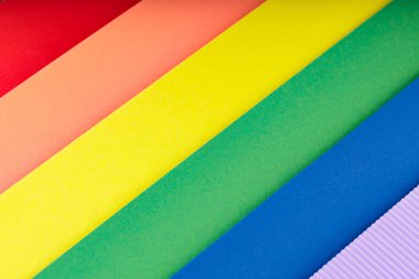 Çok renkli kağıtların çizgilerinden gökkuşağı bayrağı, yaklaşın. LGBT Gurur ayı konsepti