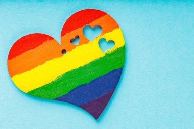 Mavi arka planda gökkuşağı kalbi. LGBT Gurur Ayı konsepti. Üst Manzara. Boşluğu kopyala