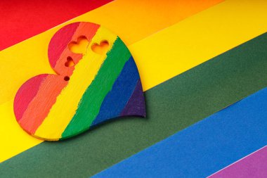 LGBT gurur bayrağında gökkuşağı kalbi. LGBT hakları, Gurur ayı, hoşgörü ve aşk konsepti. Boşluğu kopyala