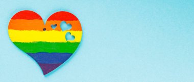 Mavi arka planda gökkuşağı kalbi. LGBT Gurur Ayı konsepti. Üst Manzara. Boşluğu kopyala