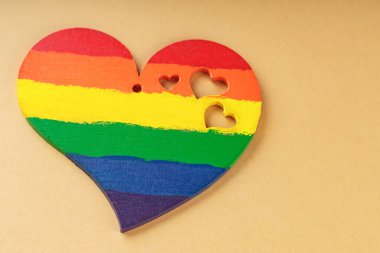 Bej arka planda gökkuşağı renginde kalp. LGBT eşit haklar hareketi ve cinsiyet eşitliği kavramı. Boşluğu kopyala