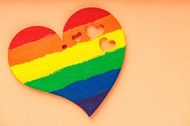 Mercan zemininde gökkuşağı kalbi. LGBT eşit haklar hareketi ve cinsiyet eşitliği kavramı. Üst Manzara. Boşluğu kopyala