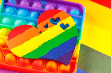 Renkli gökkuşağı kalbi, renkli arka planda oyuncak. Gökkuşağı renginde kalp ve oyuncak anti-stres. Kapat.