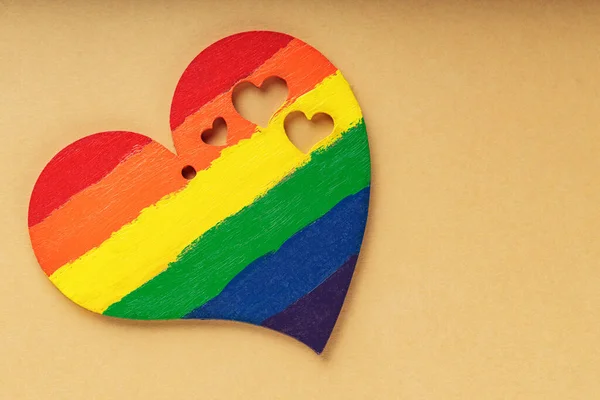 Corazón Colores Arcoíris Sobre Fondo Beige Movimiento Por Igualdad Derechos — Foto de Stock