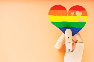 Gökkuşağı renginde kalp mercan zemin üzerinde yapay kol. LGBT eşit haklar hareketi ve cinsiyet eşitliği kavramı. Boşluğu kopyala