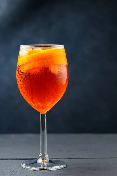 Κοκτέιλ Aperol Spritz Σκούρες Ξύλινες Σανίδες Cocktail Aperol Spritz Πορτοκάλια — Φωτογραφία Αρχείου