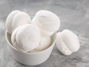 Gri bir arka planda kasede lokum. Betonda tatlı zephyr şekerlemeleri. Kapat.