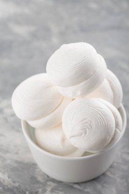 Gri bir arka planda kasede lokum. Betonda tatlı zephyr şekerlemeleri. Kapat.