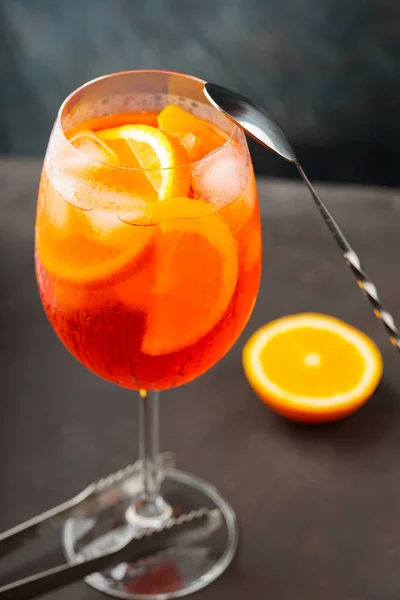 Apéritif Italien Classique Cocktail Aperol Spritz Avec Tranche Orange Sur — Photo