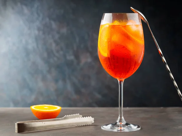 아페르 칵테일 어두운 배경에 있습니다 Cocktail Aperol Spritz 오렌지 슬라이스 — 스톡 사진