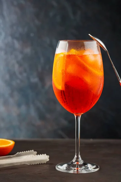 아페르 칵테일 어두운 배경에 있습니다 Cocktail Aperol Spritz 오렌지 슬라이스 — 스톡 사진