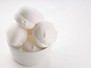 Tatlı beyaz zephyr şekerlemeleri kasede. Beyaz bir zephyr marşmelovu. Boşluğu kopyala