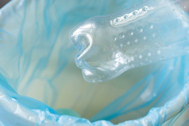 Plastik Şişe Çöp Kutusunda Yok Ediliyor